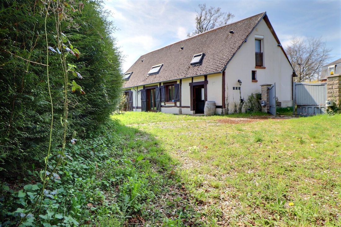 Longère normande et son terrain arboré