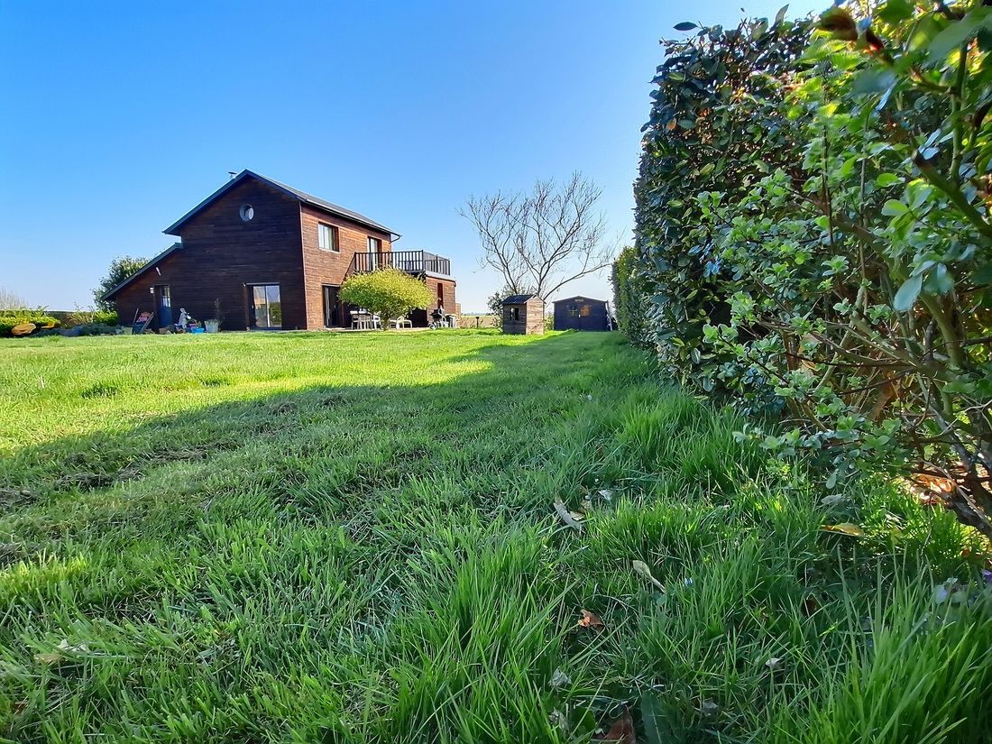 Maison contemporaine à bardage bois au fond d’un grand jardin
