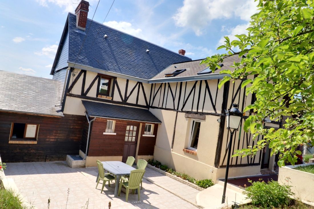 Maison normande à colombages avec terrasse et toit d’ardoise